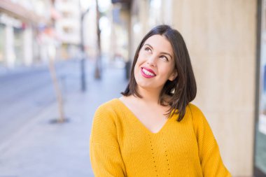 Neşeli sokakta güneşli bir günde, kasaba, casual güzel kız yürüyüş gülümseyen güzel genç kadın