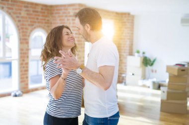 Orta yaş Senior çift yeni bir eve hareket, dans ve SMIL