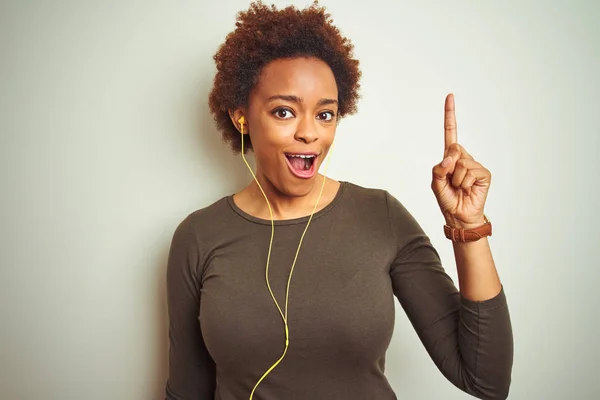 Mujer Afroamericana Que Usa Auriculares Escuchando Música Sobre Fondo Aislado —  Fotos de Stock