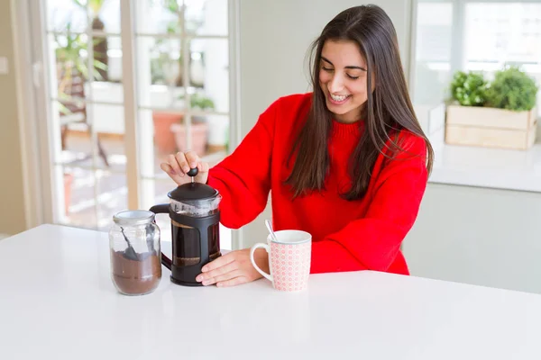 Jonge Mooie Vrouw Maken Ochtends Koffie Glimlachen Voorbereiding Van Een — Stockfoto