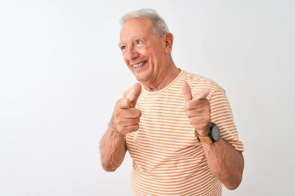 年长的白发男子穿着条纹T恤 站在孤立的白色背景上 手指指向镜头 脸上带着快乐和滑稽的表情 好的能量和活力 — 图库照片