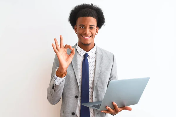 Genç Afrikalı Amerikalı Adamı Dizüstü Bilgisayarını Kullanarak Izole Edilmiş Beyaz — Stok fotoğraf