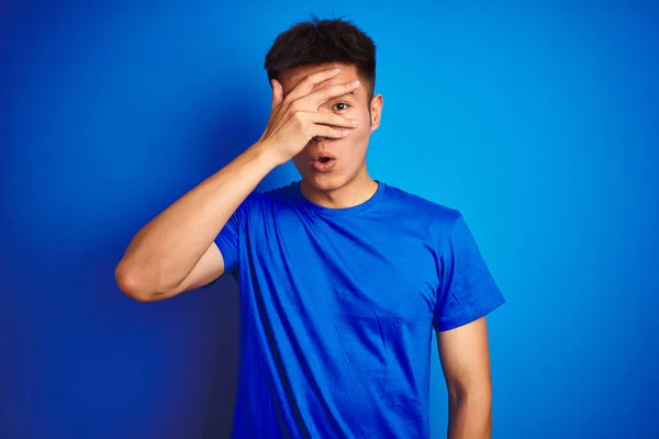 Jonge Aziatische Chinese Man Draagt Shirt Staan Geïsoleerde Blauwe Achtergrond — Stockfoto