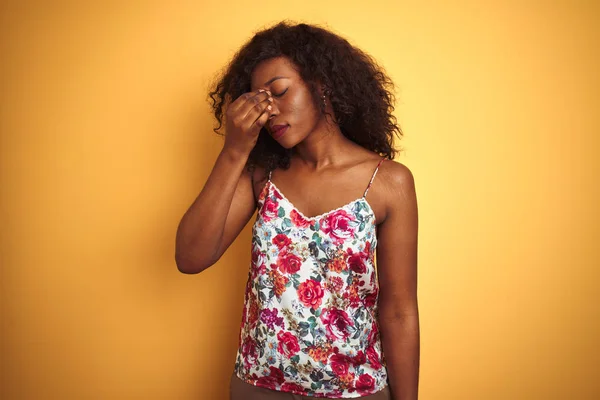 孤立した黄色の背景に花の夏のTシャツを着てアフリカ系アメリカ人の女性疲れ摩擦鼻や目疲労や頭痛を感じます ストレスとフラストレーションの概念 — ストック写真