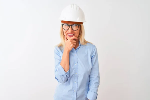 Architektin Mittleren Alters Mit Brille Und Helm Vor Isoliertem Weißen — Stockfoto