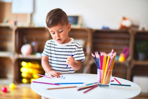 Hermoso Niño Pequeño Dibujo Lindo Dibujo Utilizando Lápices Colores Jardín — Foto de Stock