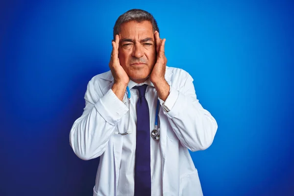 Hombre Guapo Médico Mediana Edad Que Usa Estetoscopio Sobre Fondo —  Fotos de Stock