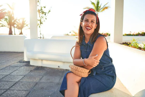 Mladá Krásná Žena Usměvavá Šťastná Sedí Lavičce Puerto Cruz Tenerife — Stock fotografie