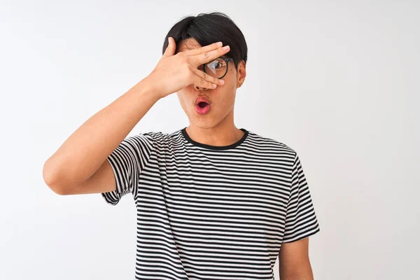 Hombre Chino Con Gafas Camiseta Rayas Marina Pie Sobre Fondo — Foto de Stock