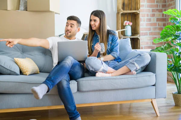 Jong Stel Verhuizen Naar Een Nieuw Huis Ontspannen Zittend Bank — Stockfoto