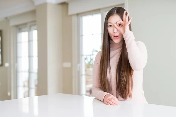 Bella Donna Asiatica Indossa Maglione Casual Sul Tavolo Bianco Facendo — Foto Stock