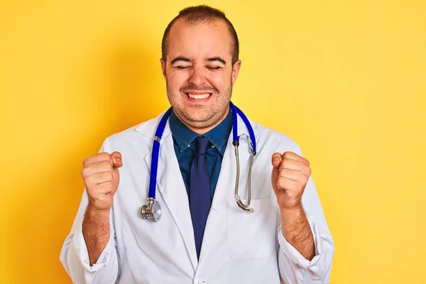 Joven Doctor Vistiendo Abrigo Estetoscopio Pie Sobre Aislado Fondo Amarillo —  Fotos de Stock