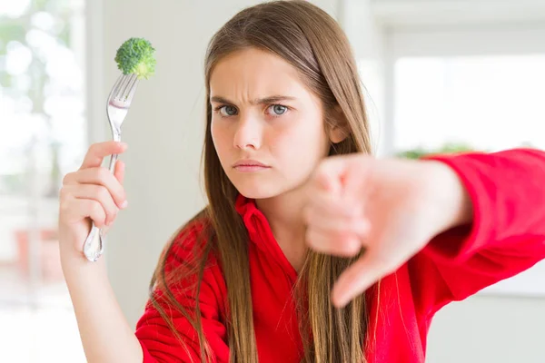 Menina Bonita Comendo Brócolis Fresco Com Rosto Irritado Sinal Negativo — Fotografia de Stock