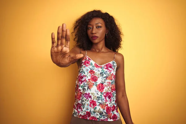 Mujer Afroamericana Con Camiseta Verano Floral Sobre Fondo Amarillo Aislado —  Fotos de Stock