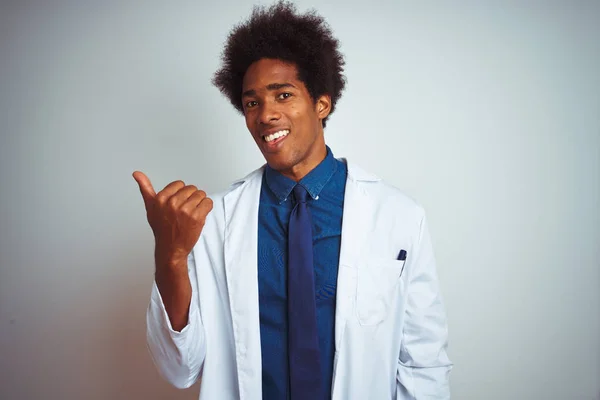 Jovem Médico Afro Americano Vestindo Casaco Sobre Fundo Branco Isolado — Fotografia de Stock