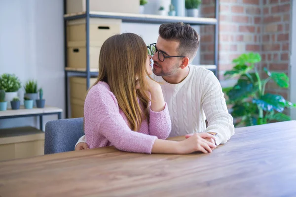 Unga Vackra Par Sitter Bordet Hemma Kramas Kärlek Mycket Glad — Stockfoto