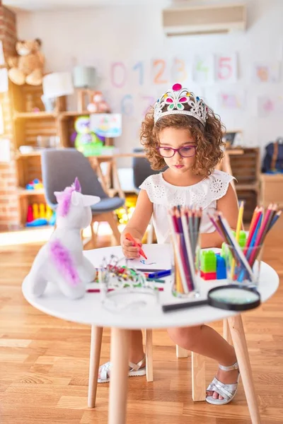 Beautiful Toddler Wearing Glasses Princess Crown Sitting Drawing Using Paper — Stock Photo, Image