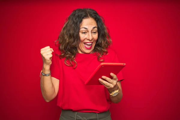 Donna Anziana Mezza Età Utilizzando Tablet Touchpad Sfondo Rosso Isolato — Foto Stock