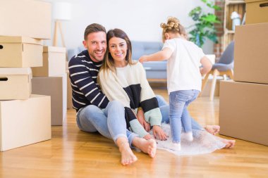 Güzel bir aile yeni evinde