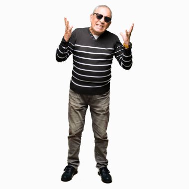 Kış kazak ve kızgın ve silah ile başarı için deli kutluyor güneş gözlüğü takan yakışıklı komuta sizde kaldırdı ve heyecanlı çığlık gözler kapalı. Kazanan kavramı