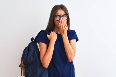 Sırt çantası ve gözlük takan genç ve güzel bir bayan. İzole edilmiş beyaz arka plan kapağı. Ağzı, hata yüzünden utançla dolu.