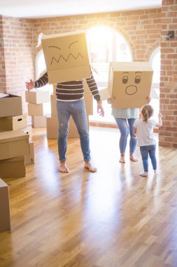 Yeni evde karton bel kutuları ile oynayan çocuk ile güzel famiily