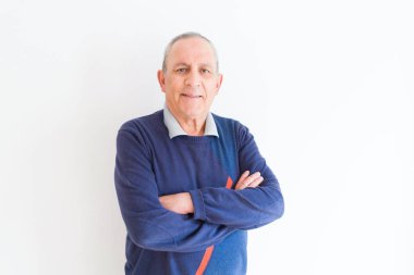 Yakışıklı orta yaş kıdemli neşeli, mutlu gülümseyen adam ve yerine koymak