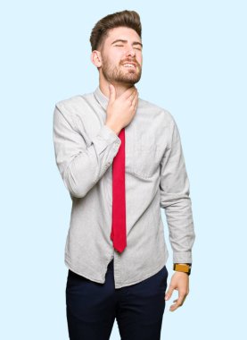 Genç yakışıklı iş dostum ağrılı boyun, boğaz gribi, kesek ve enfeksiyon için dokunaklı