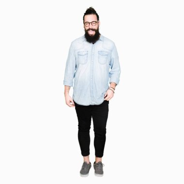 Uzun saç ve sakal dilini gözlüklü genç hipster adamla out komik ifade ile mutlu. Duygu kavramı.