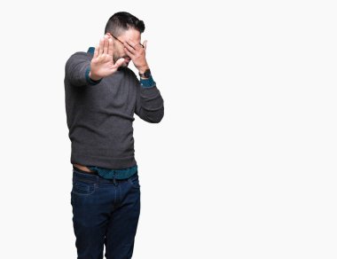 Yakışıklı delikanlı üzerinde gözlük takan izole elleriyle gözlerini kapsayan arka plan ve stop jest ile acı ve korku ifadesi. Utandım ve negatif kavramı.