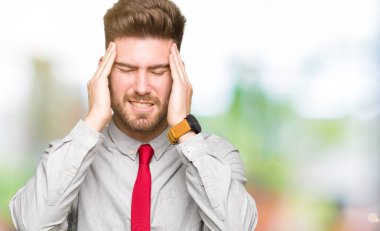 Genç yakışıklı iş adam baş baş ağrısı için el ile çünkü stres. Migren muzdarip.