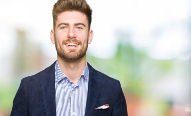 Genç yakışıklı bussines eller topla adamım ve rahat ve neşeli gülümseyen parmak çarpı işareti. Başarı ve iyimser