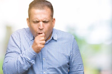 Orta yaş Arap iş adamı hasta ve soğuk veya bronşit için semptom olarak öksürük duygu izole arka plan üzerinde. Sağlık kavramı.