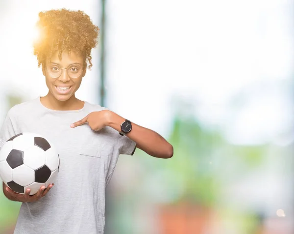 Joven Mujer Afroamericana Sosteniendo Pelota Fútbol Sobre Fondo Aislado Con —  Fotos de Stock