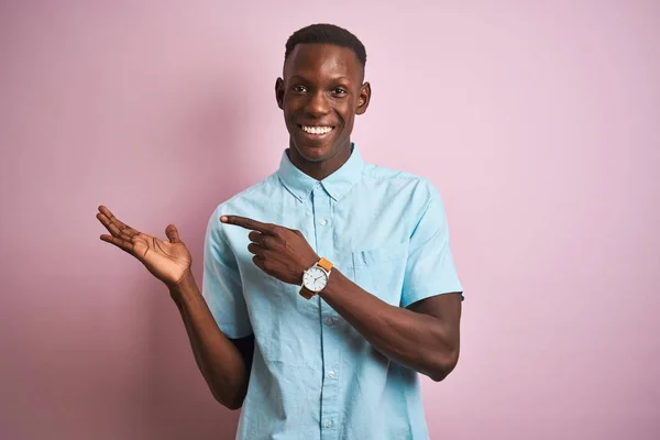 Afroamerikansk Man Bär Blå Casual Skjorta Stående Över Isolerade Rosa — Stockfoto
