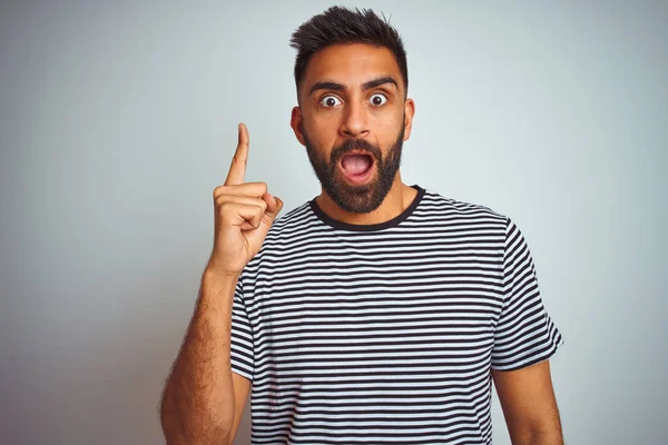 Hombre Indio Joven Que Usa Una Camiseta Rayas Negras Pie — Foto de Stock