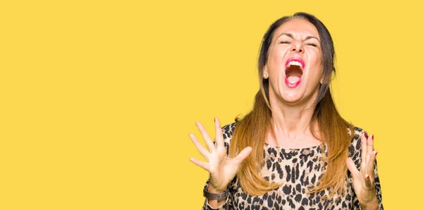 Hermosa Mujer Mediana Edad Con Leopardo Vestido Animal Print Loco —  Fotos de Stock