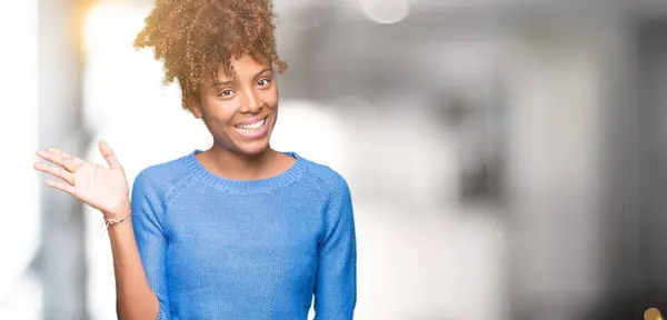 Vackra Unga Afroamerikanska Kvinnan Över Isolerade Bakgrund Åsidosättande Säga Hej — Stockfoto