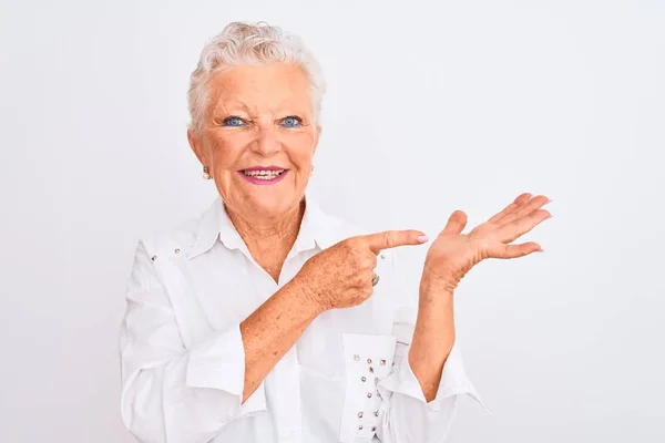 Senior Grauhaarige Frau Elegantem Hemd Steht Vor Isoliertem Weißen Hintergrund — Stockfoto