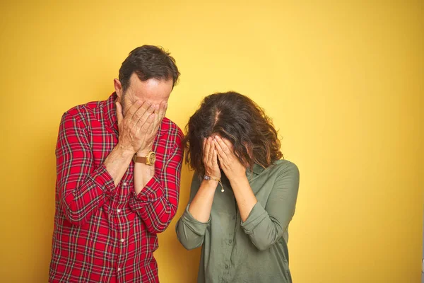 Belo Casal Meia Idade Sobre Fundo Amarelo Isolado Com Expressão — Fotografia de Stock