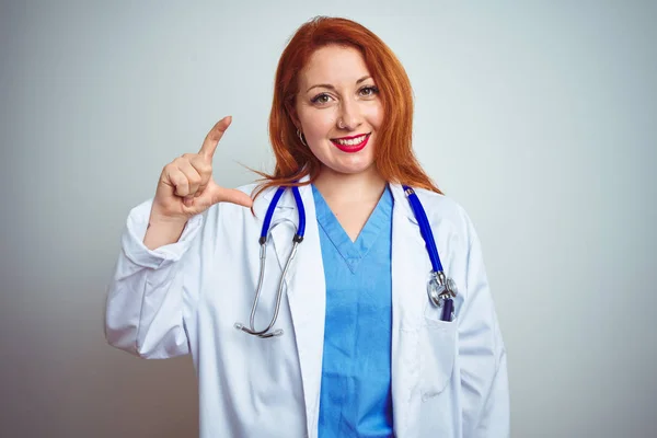 Junge Rothaarige Ärztin Mit Stethoskop Über Weißem Isoliertem Hintergrund Lächelnd — Stockfoto