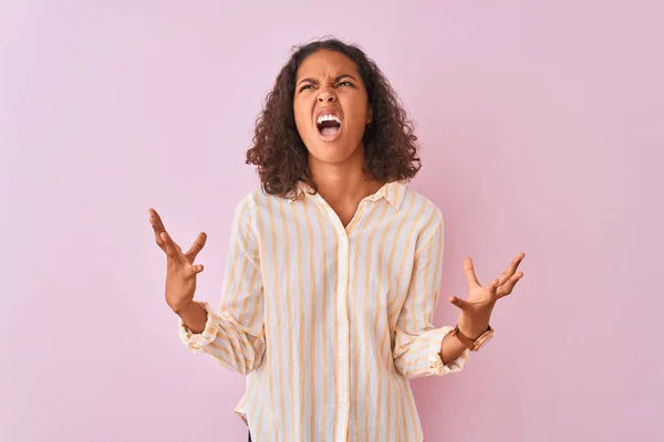 Jeune Femme Brésilienne Portant Chemise Rayée Debout Sur Fond Rose — Photo