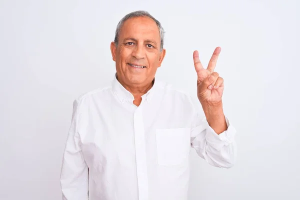 Homem Cabelos Grisalhos Sênior Vestindo Camisa Elegante Sobre Fundo Branco — Fotografia de Stock