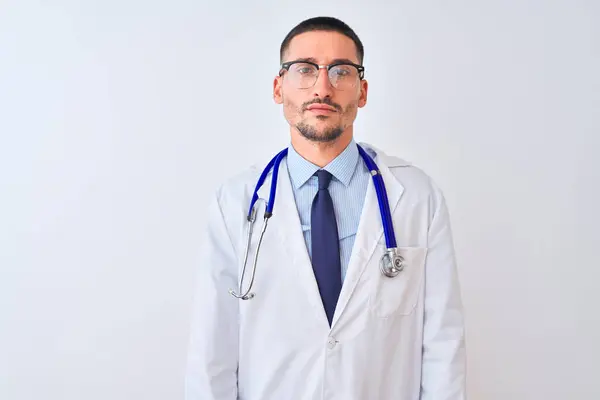 Dokter Muda Memakai Stetoskop Atas Latar Belakang Yang Terisolasi Skeptis — Stok Foto