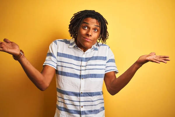 Homem Afro Americano Com Dreadlocks Vestindo Camisa Listrada Sobre Fundo — Fotografia de Stock