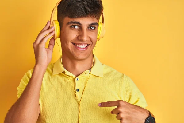 Young Indian Man Listening Music Using Headphones Isolated Yellow Background — Stock Photo, Image