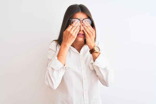 年轻美丽的女商人戴着眼镜 站在孤立的白色背景上揉揉眼睛 以消除疲劳和头痛 困倦和疲倦的表情 视力问题 — 图库照片