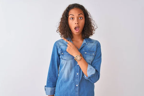 Jovem Brasileira Vestindo Camisa Jeans Sobre Fundo Branco Isolado Surpresa — Fotografia de Stock