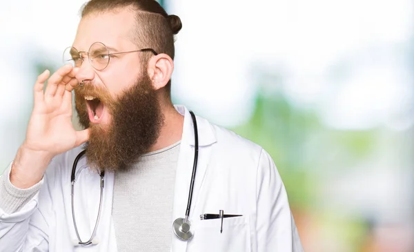 Ung Blond Läkare Man Med Skägg Bär Medicinsk Coat Ropade — Stockfoto