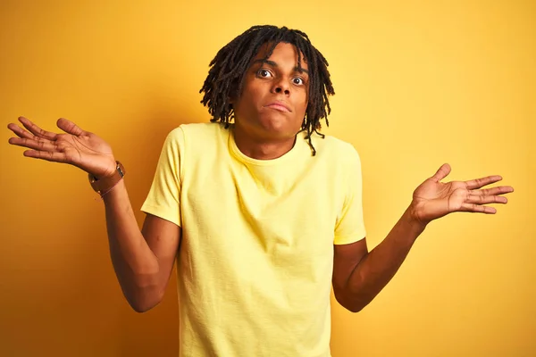 Homem Afro Com Dreadlocks Vestindo Camiseta Casual Sobre Fundo Amarelo — Fotografia de Stock